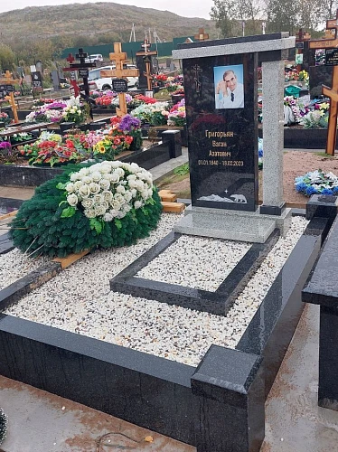 19.06.2024 года. Памятник из черного гранита и мансура