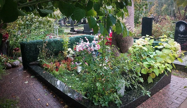 19.06.2024 года. Памятник из разных сортов гранита со свечой
