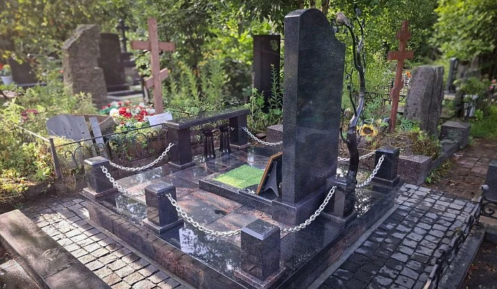 28.08.2025 года. Гранитный комплекс с деревом с цепями