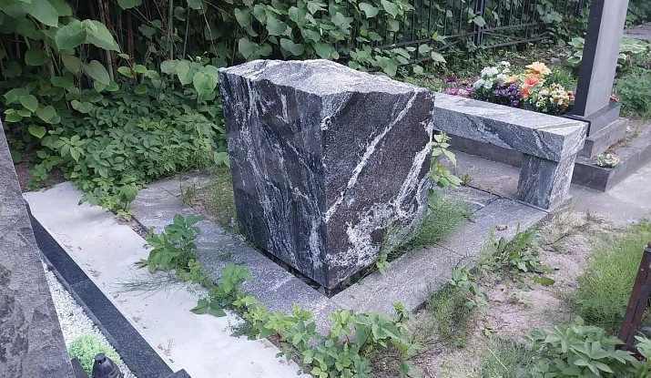 Памятник "Гранитный куб"