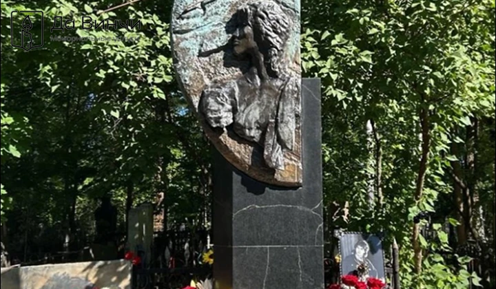 Памятник Виктору Цою, музыканту, лидеру группы «Кино», на Богословском кладбище