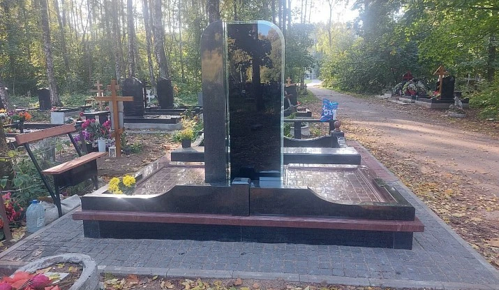 19.06.2024 года. Эксклюзивный памятник-стекло