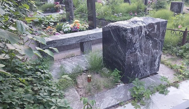 Памятник "Гранитный куб"