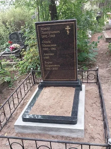 17.11.2024 года. Памятник-книга на кладбище