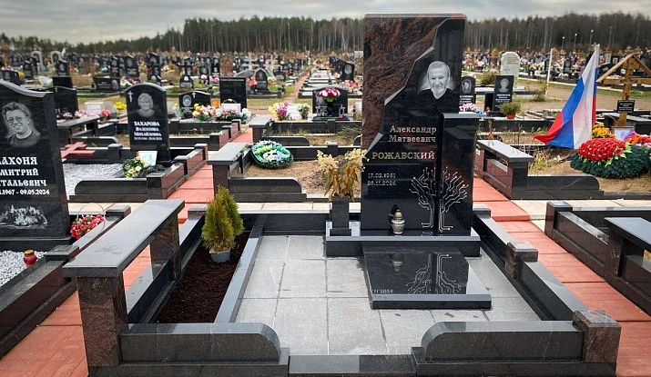 19.11.2025 года. Комплекс из разных гранитов на Белоостровском кладбище