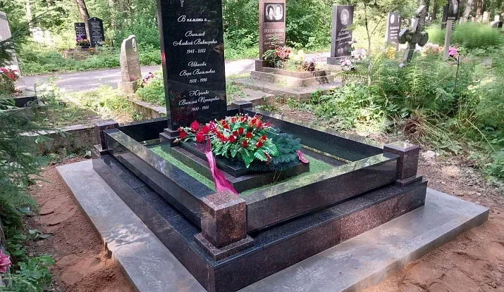 16.11.2024 года. Мемориальный комплекс с памятником