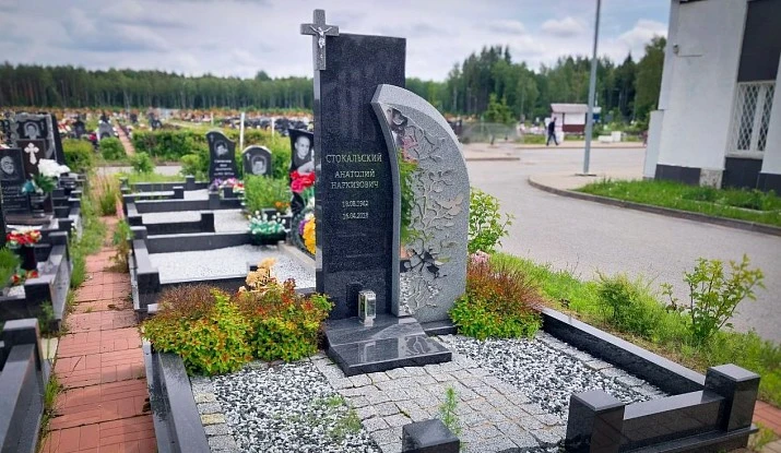22.11.2024 года. Памятник с панно из полированной стали