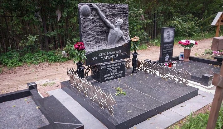 19.08.2025 года. Памятник с рельефом
