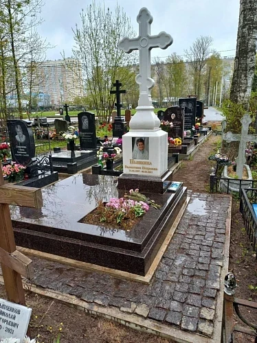 12.11.2024 года. Голгофа с крестом на гранитной коричневой плите