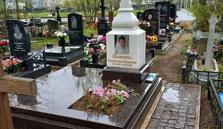 12.11.2024 года. Голгофа с крестом на гранитной коричневой плите