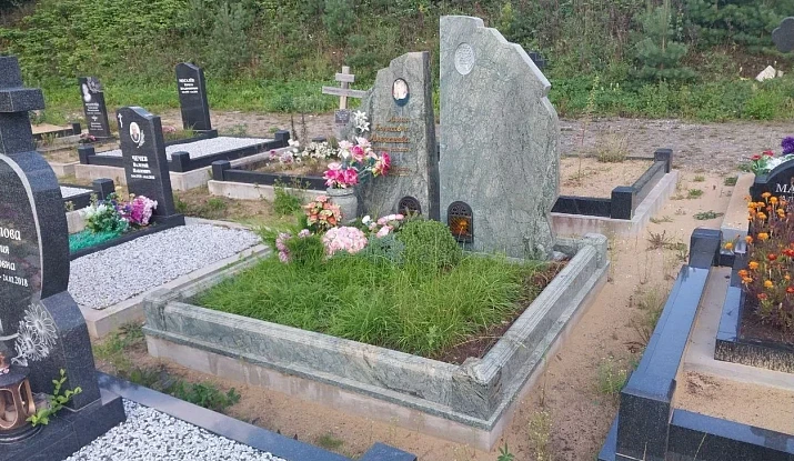 16.11.2024 года. Комбинированный памятник из зеленого гранита