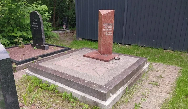Обелиск из красного гранита