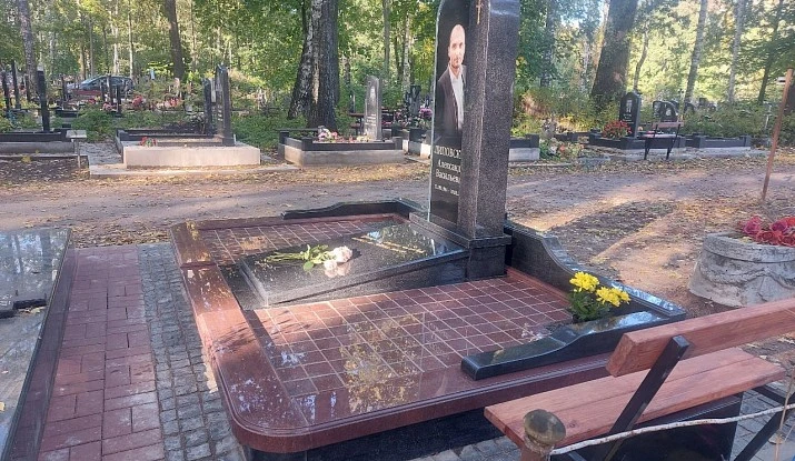 19.06.2024 года. Эксклюзивный памятник-стекло