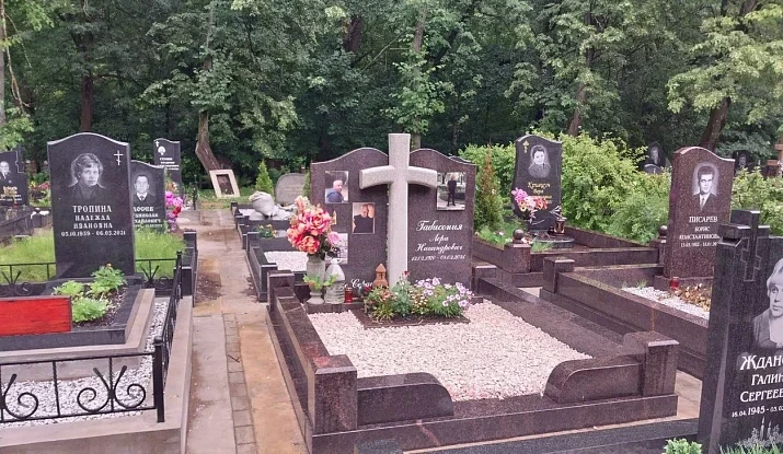 18.11.2024 года. Фигурный памятник с крестом Святой Нины