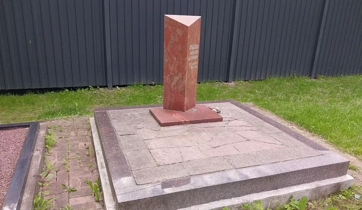 Обелиск из красного гранита