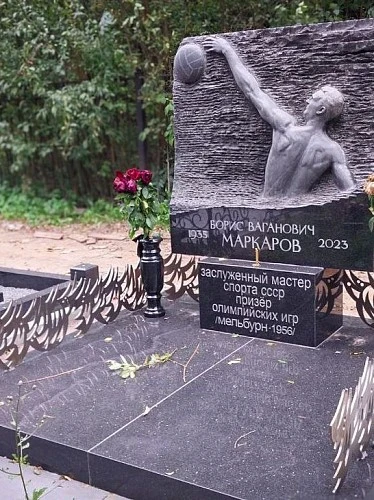 19.08.2025 года. Памятник с рельефом