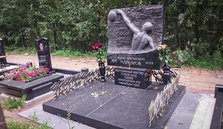 19.08.2025 года. Памятник с рельефом