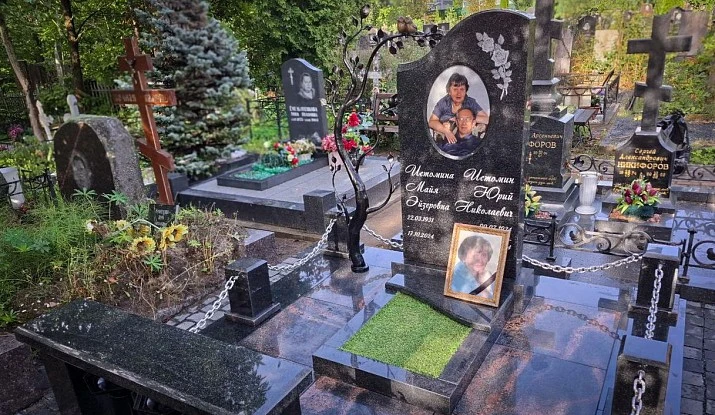 28.08.2025 года. Гранитный комплекс с деревом с цепями