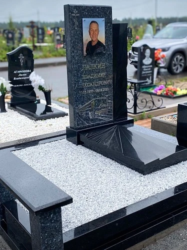 13.08.2025 года. Гранитный комплекс с полированным панно