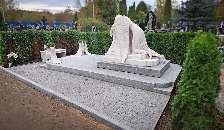 21.11.2025 года. Гранитный комплекс с ангелом