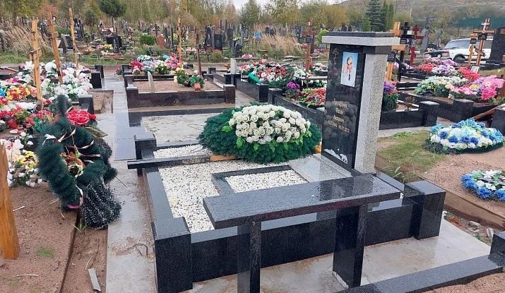 19.06.2024 года. Памятник из черного гранита и мансура