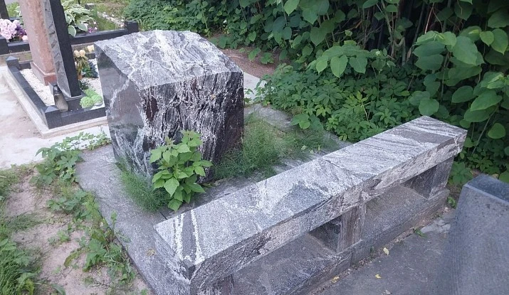 Памятник "Гранитный куб"