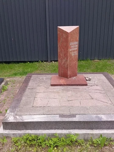 Обелиск из красного гранита