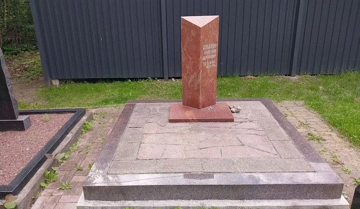Обелиск из красного гранита