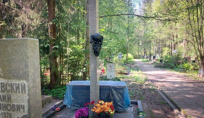 18.11.2024 года. Памятник-колонна с рельефом