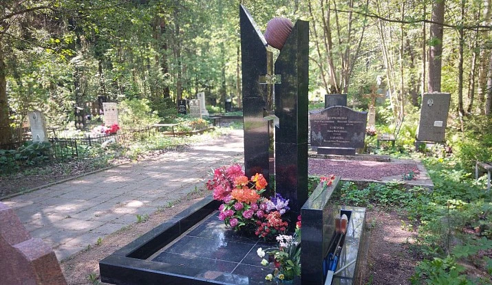 Памятник фигурные колонны