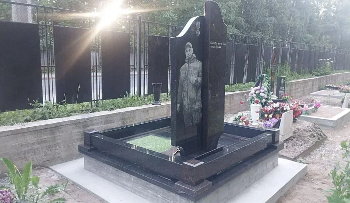 16.11.2024 года. Памятник военному на Ново-Волковском кладбище