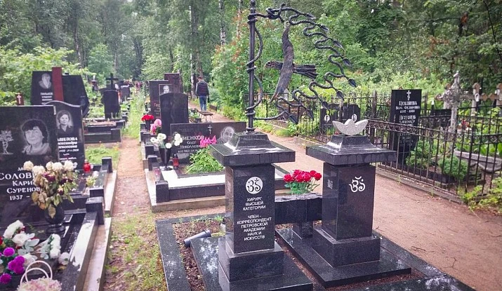19.08.2025 года. Памятник гранитные колонны и ковка