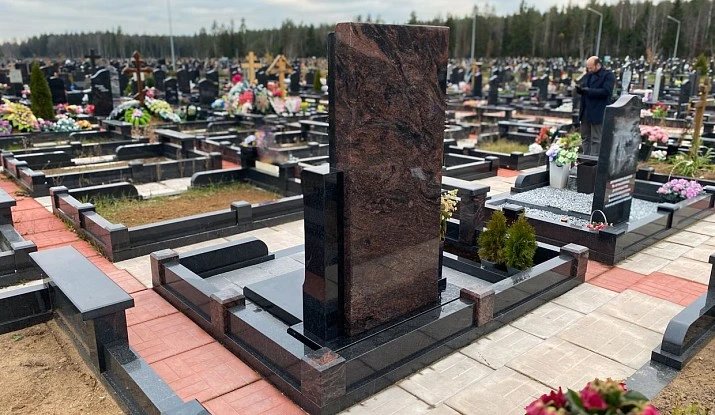 19.11.2025 года. Комплекс из разных гранитов на Белоостровском кладбище