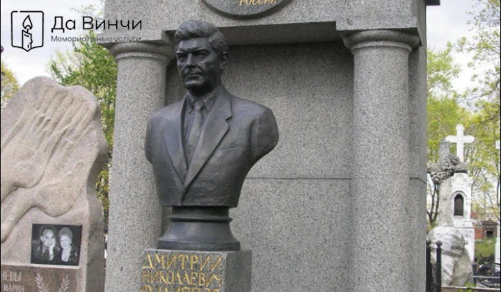 Памятник Дмитрию Николаевичу Филиппову, предпринимателю, председателю Совета директоров банка «МЕНАТЕП СПб», президенту Петербургской топливной компании (ПТК), на Никольском кладбище Александро-Невской лавры
