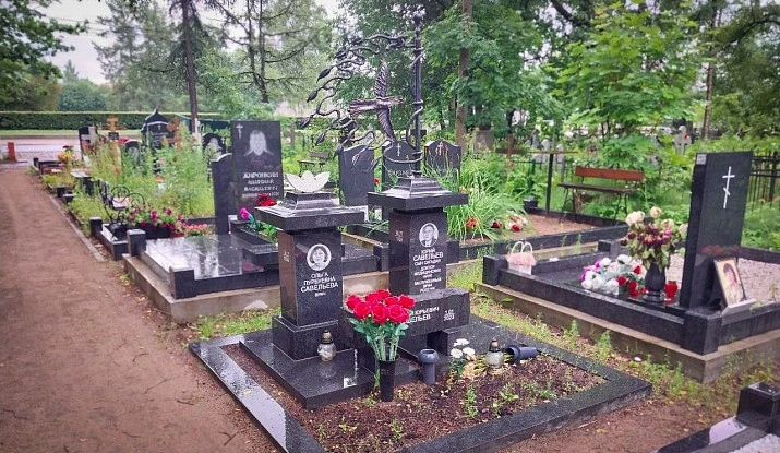19.08.2025 года. Памятник гранитные колонны и ковка