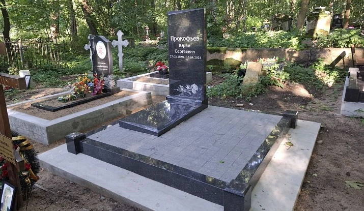 28.08.2025 года. Гранитный комплекс с памятником