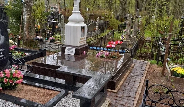 12.11.2024 года. Голгофа с крестом на гранитной коричневой плите