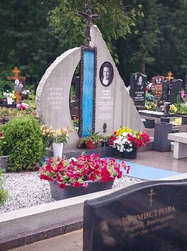 18.11.2024 года. Памятник в форме парусника из гранита