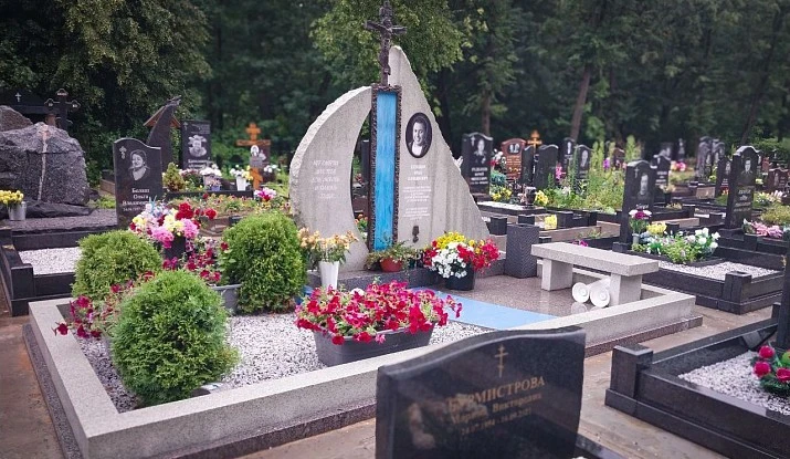 18.11.2024 года. Памятник в форме парусника из гранита