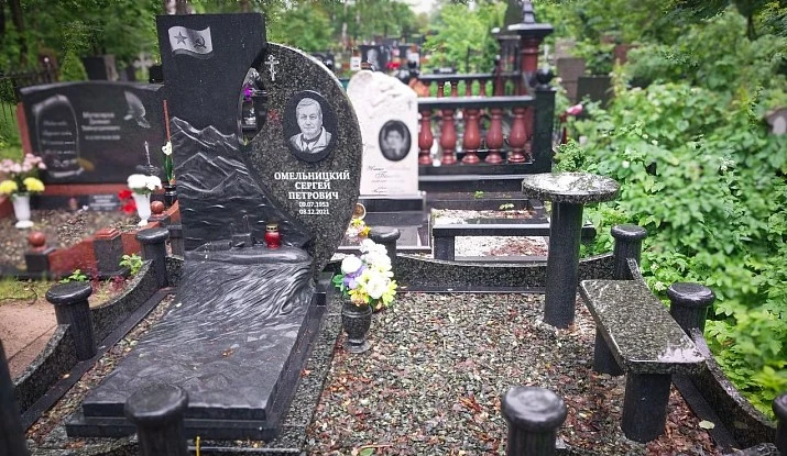 12.11.2024 года. Гранитный комплекс со столом и лавкой