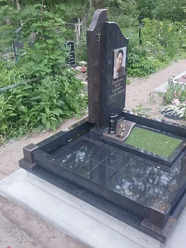 16.11.2024 года. Памятник военному на Ново-Волковском кладбище