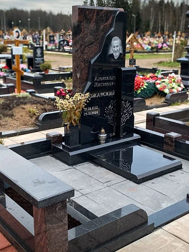 19.11.2025 года. Комплекс из разных гранитов на Белоостровском кладбище