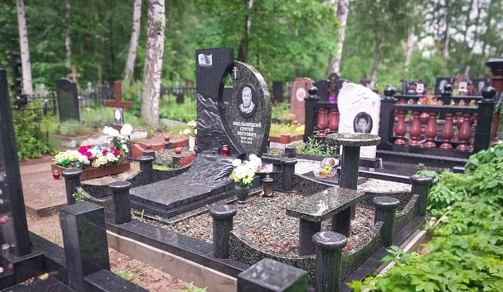 12.11.2024 года. Гранитный комплекс со столом и лавкой