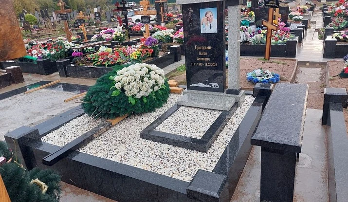 19.06.2024 года. Памятник из черного гранита и мансура
