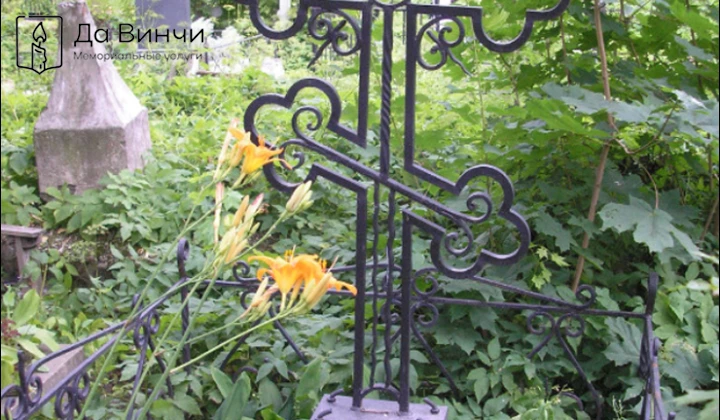 Памятник Леониду Николаевичу Дьячкову, артисту театра и кино, на Волковском православном кладбище