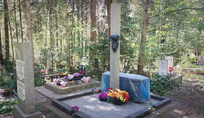 18.11.2024 года. Памятник-колонна с рельефом