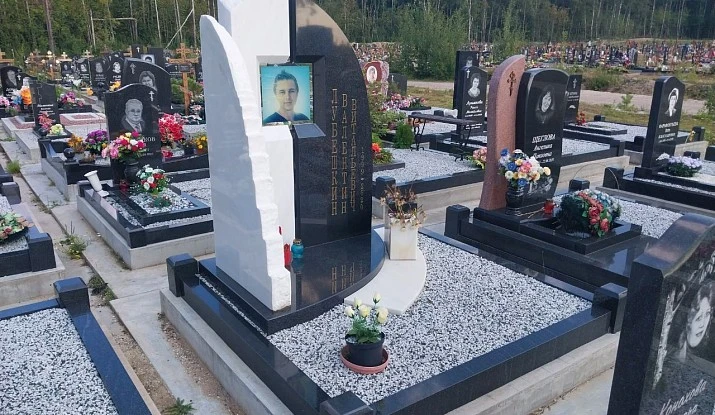 19.08.2025 года. Комплекс из черного гранита и белого мрамора