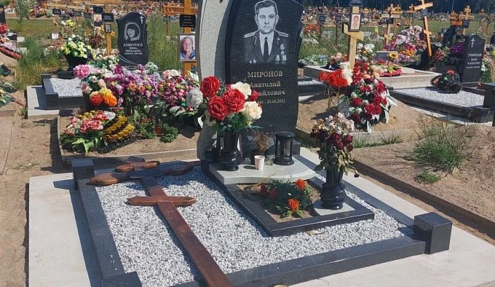 Красивый памятник из разных сортов гранита