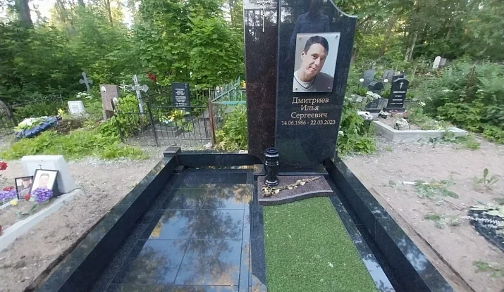 16.11.2024 года. Памятник военному на Ново-Волковском кладбище