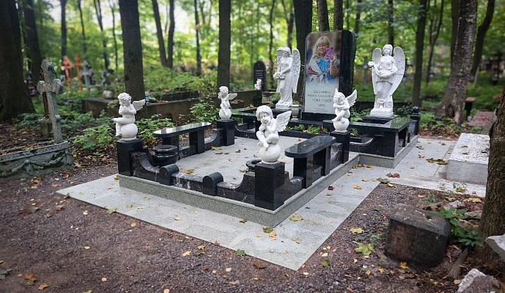16.06.2024 года. Эксклюзивный памятник из гранита и стекла